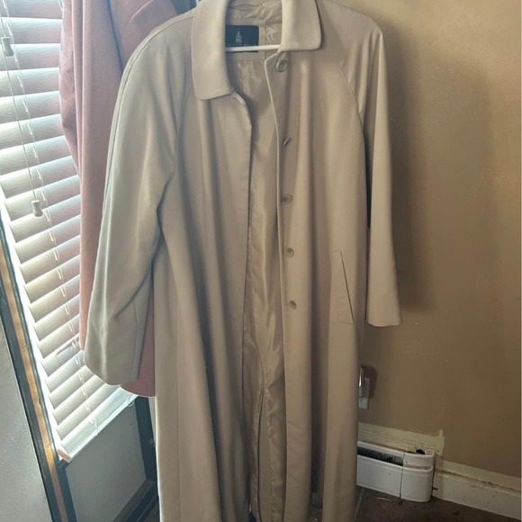 London Fog Beige Trench Coat - Size 8 - Picture 3 of 3